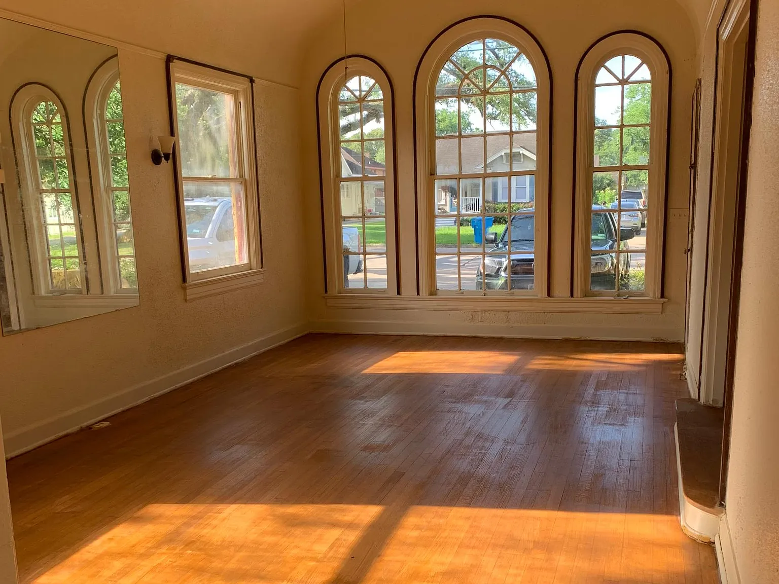 2440 Laurel St — Photo 2