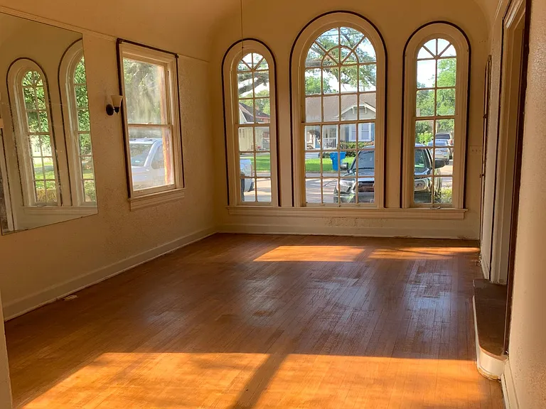 2440 Laurel St — Photo 2