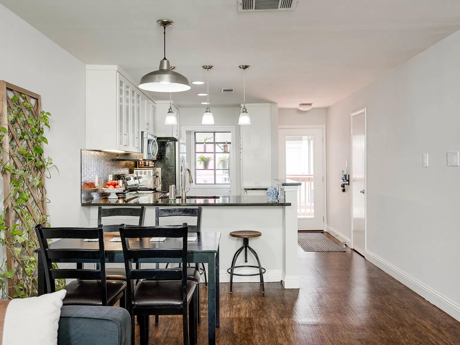 2 bed, 977 sqft, $1,950 — Photo 4
