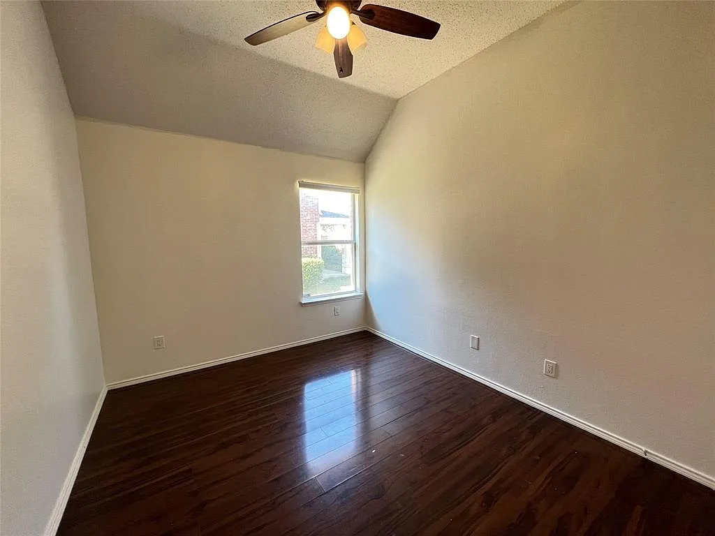3 bed, 2.0 bath, 2276 sqft, $2,400 — Photo 3