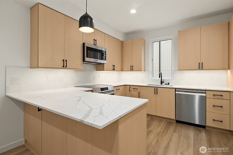 5th image of 805 NE 71st Street