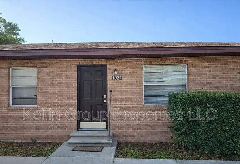 1027 N Brunnell Pkwy — Photo 1