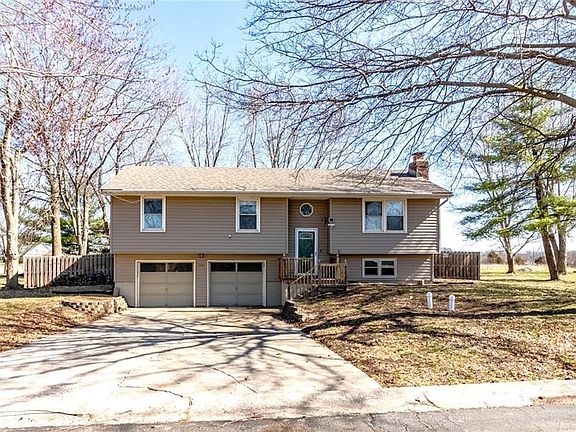 2nd image of 1127 NE 15th Rd