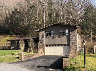 1034 Dry Tripe Rd, Grundy, VA 24614