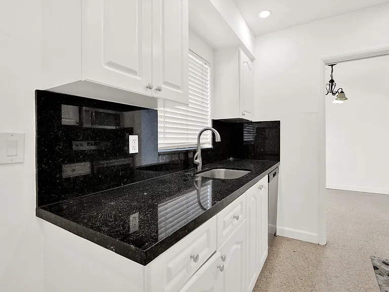 330 Madeira Ave #3 — Photo 6