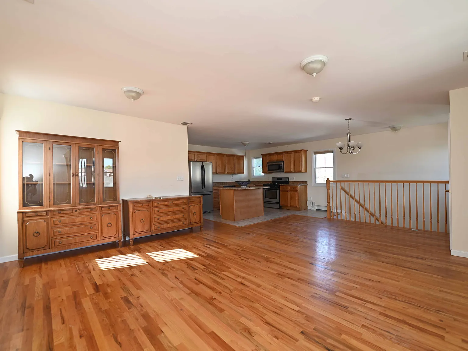 3 bed, 1.5 bath, 700 sqft, $2,850 — Photo 2