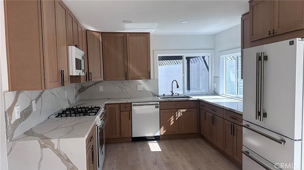 5 bed, 2158 sqft, $6,300 — Photo 4