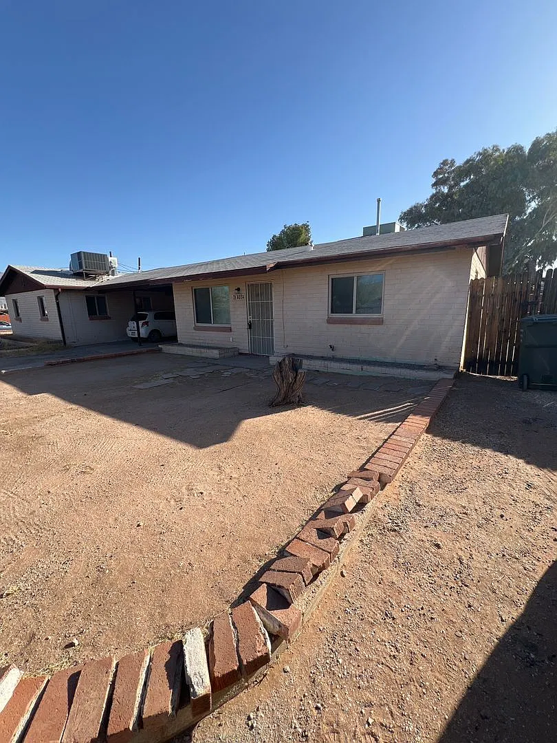 2 bed, 1.0 bath, 708 sqft, $1,099 — Photo 1