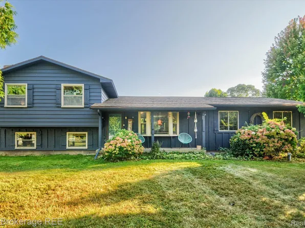 2476 Holly Heights Rd, Holly, MI 48442