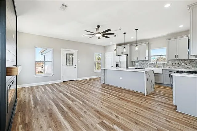 3 bed, 2.0 bath, 1844 sqft, $2,400 — Photo 3
