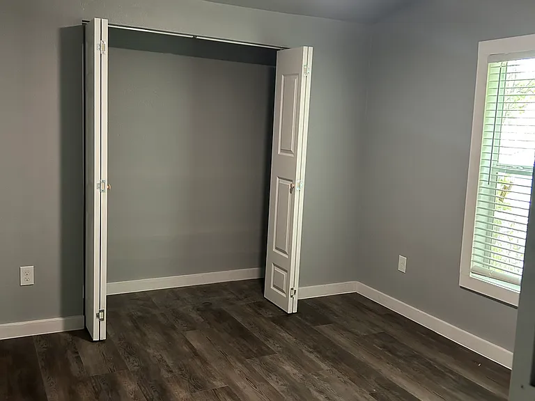 1019 Poinsettia — Photo 4