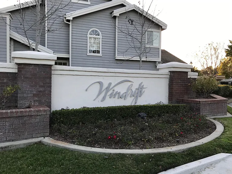 27 Campton Pl — Photo 2
