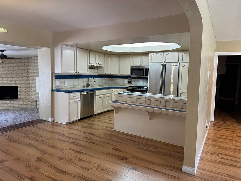 1877 Honeysuckle Ln — Photo 4