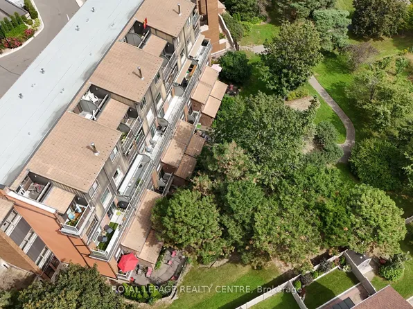 1000 Cedarglen Gate N #201, Mississauga, ON L5C 3Z5