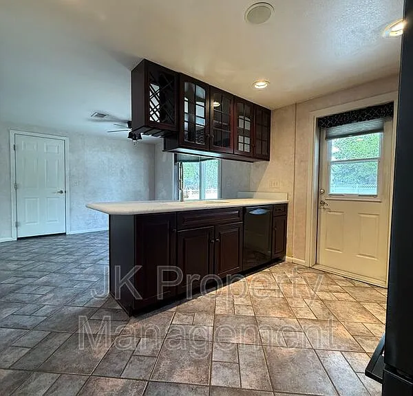 921 Avenue B NW — Photo 3