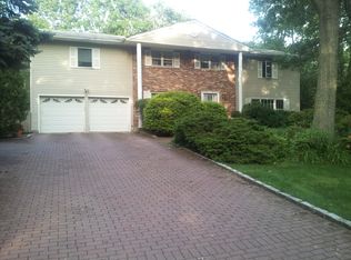 1 Leroy Ct, Commack, NY 11725
