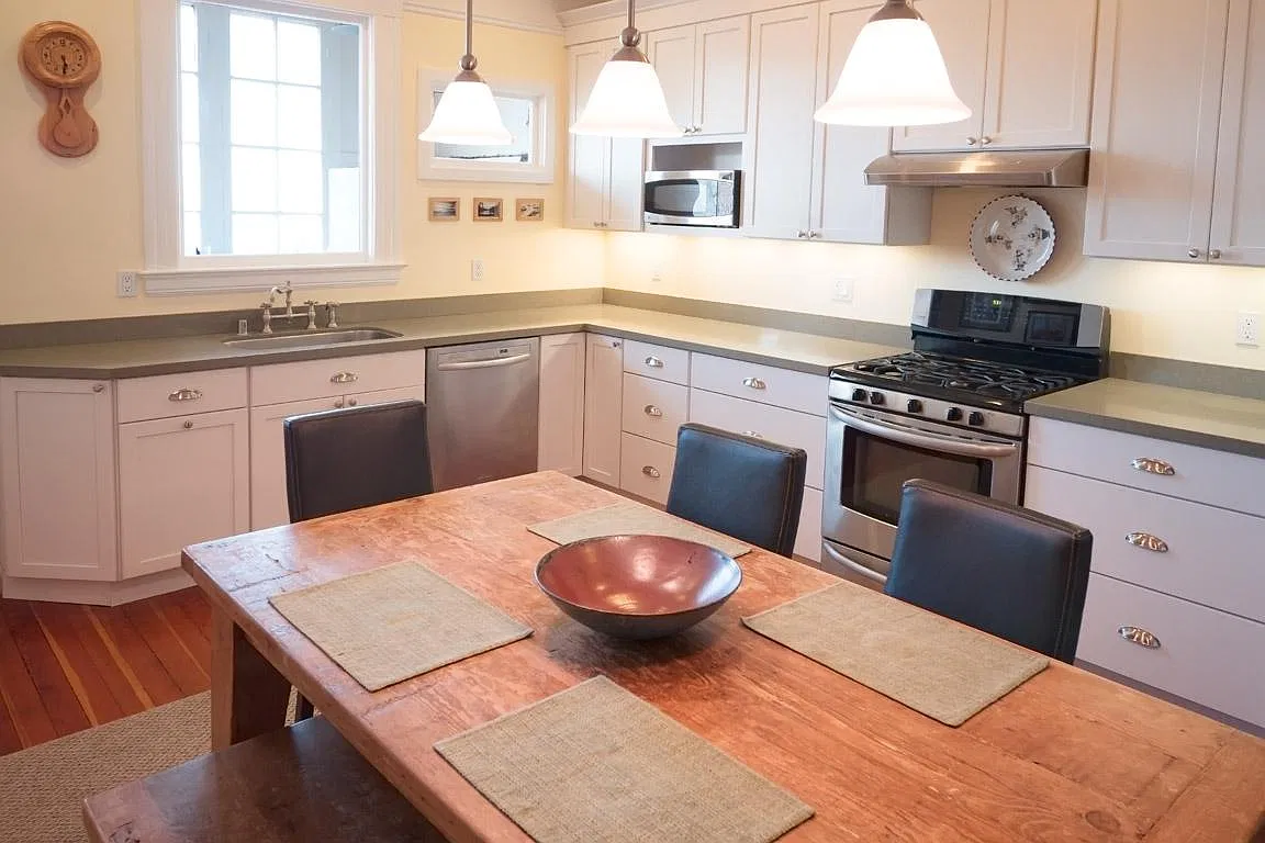 3 bed, 1300 sqft, $6,495 — Photo 2