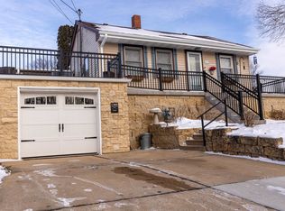 913 Fulton St, Galena, IL 61036