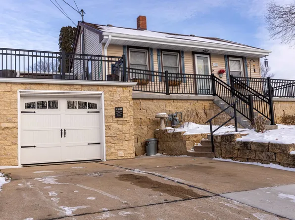 913 Fulton St, Galena, IL 61036