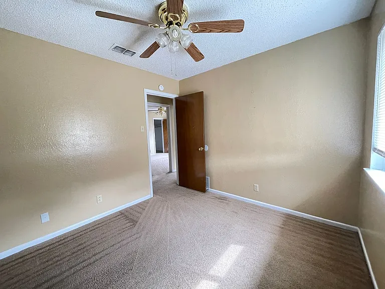 1409 Farhills Dr — Photo 10