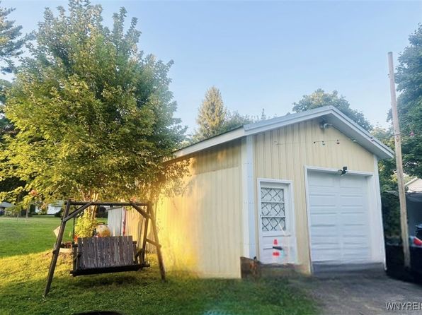 112 Chestnut St, Medina, NY 14103