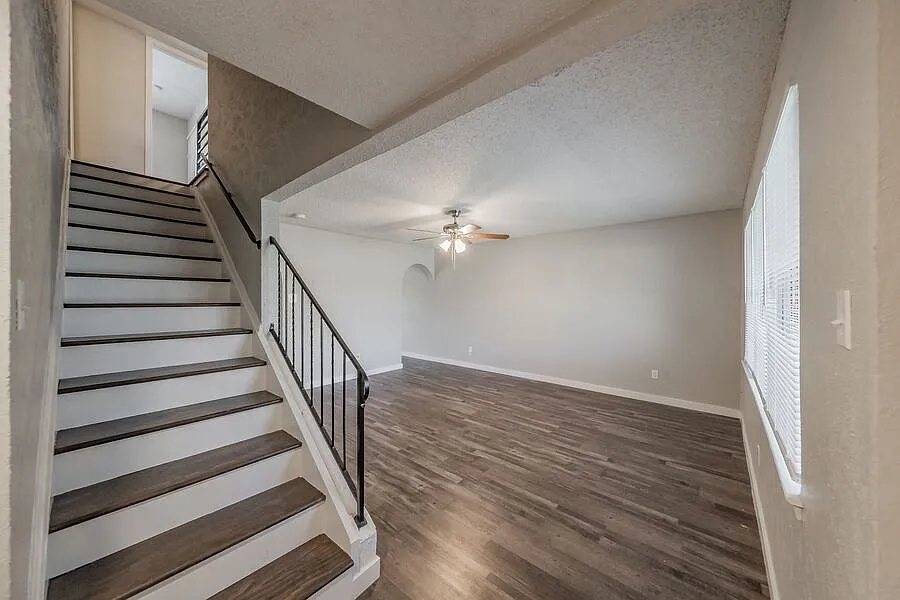 Spacious Updated Townhome - 1440sf — Photo 2
