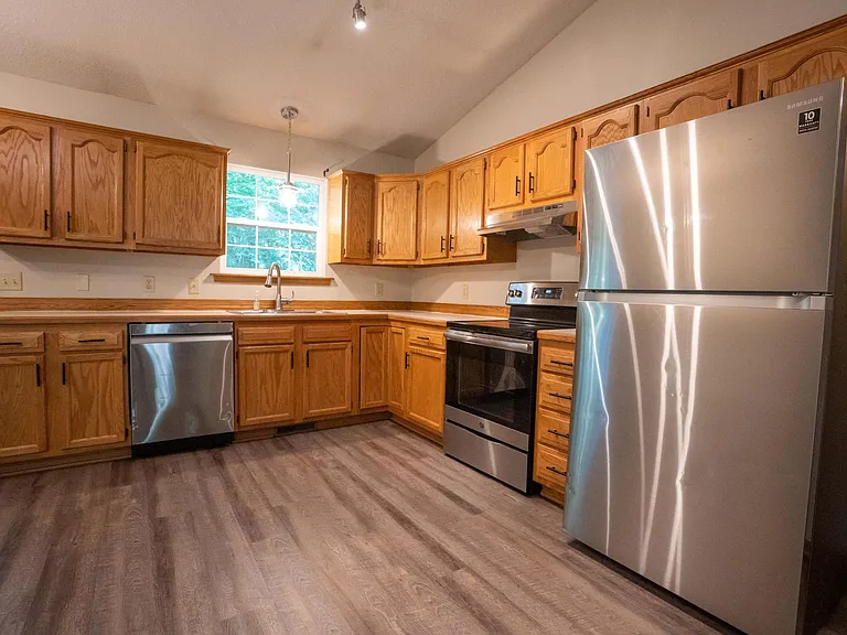 1632 Ledgewood Blvd NE — Photo 3