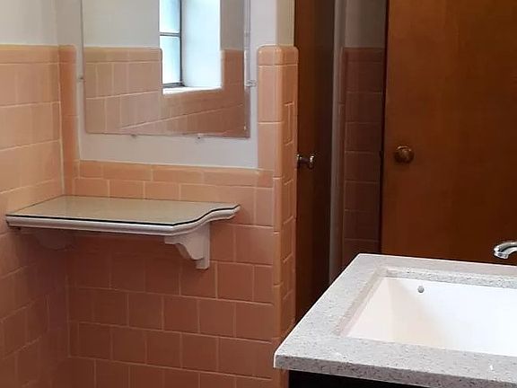 Bathroom view 3/3