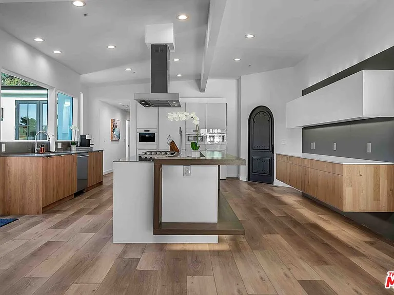 350 Bellino Dr — Photo 7