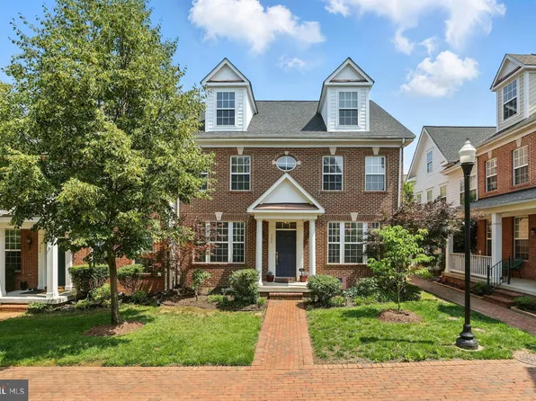 795 Monument Sq, Woodbridge, VA 22191