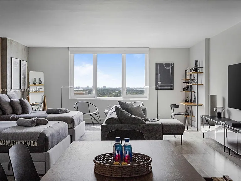 2301 Collins Ave #1127 — Photo 4