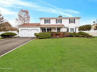 12 Fairfield Dr, Dix Hills, NY 11746