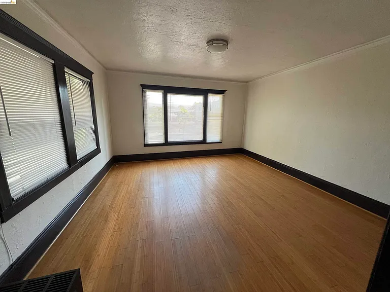 1727 Alcatraz Ave — Photo 2