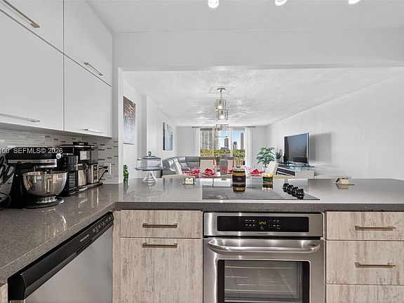 4th image of 2851 NE 183rd St APT 605E