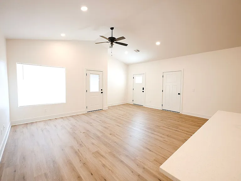 522 E Briarbrook Ln — Photo 5