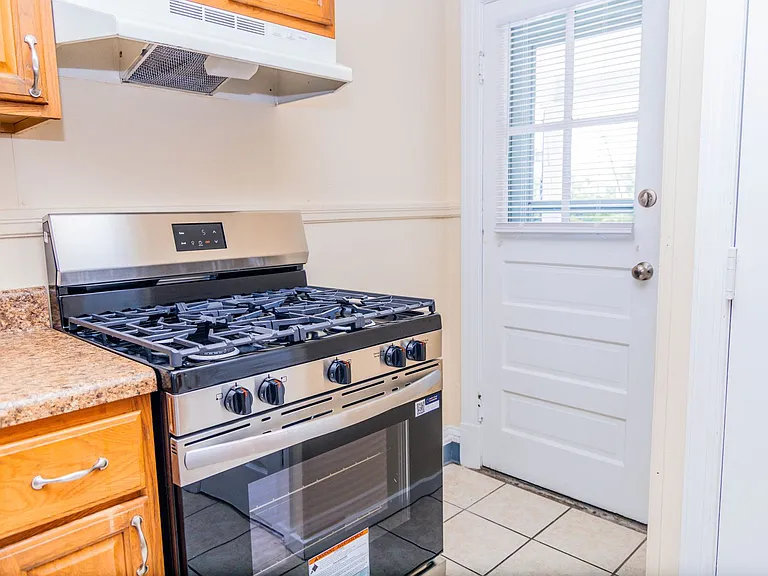 1518 Porter St — Photo 4