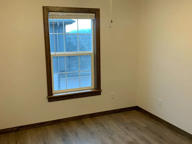 715 Cottonwood Ct — Photo 2