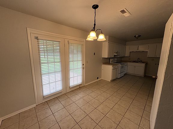 3rd image of 2100 Queensbury Rd