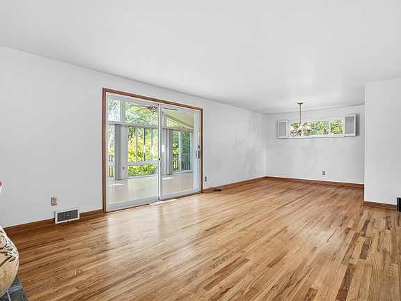 5th image of 2363 Willowbrook Rd
