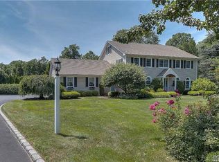 4 Hope Ct, Huntington, NY 11743