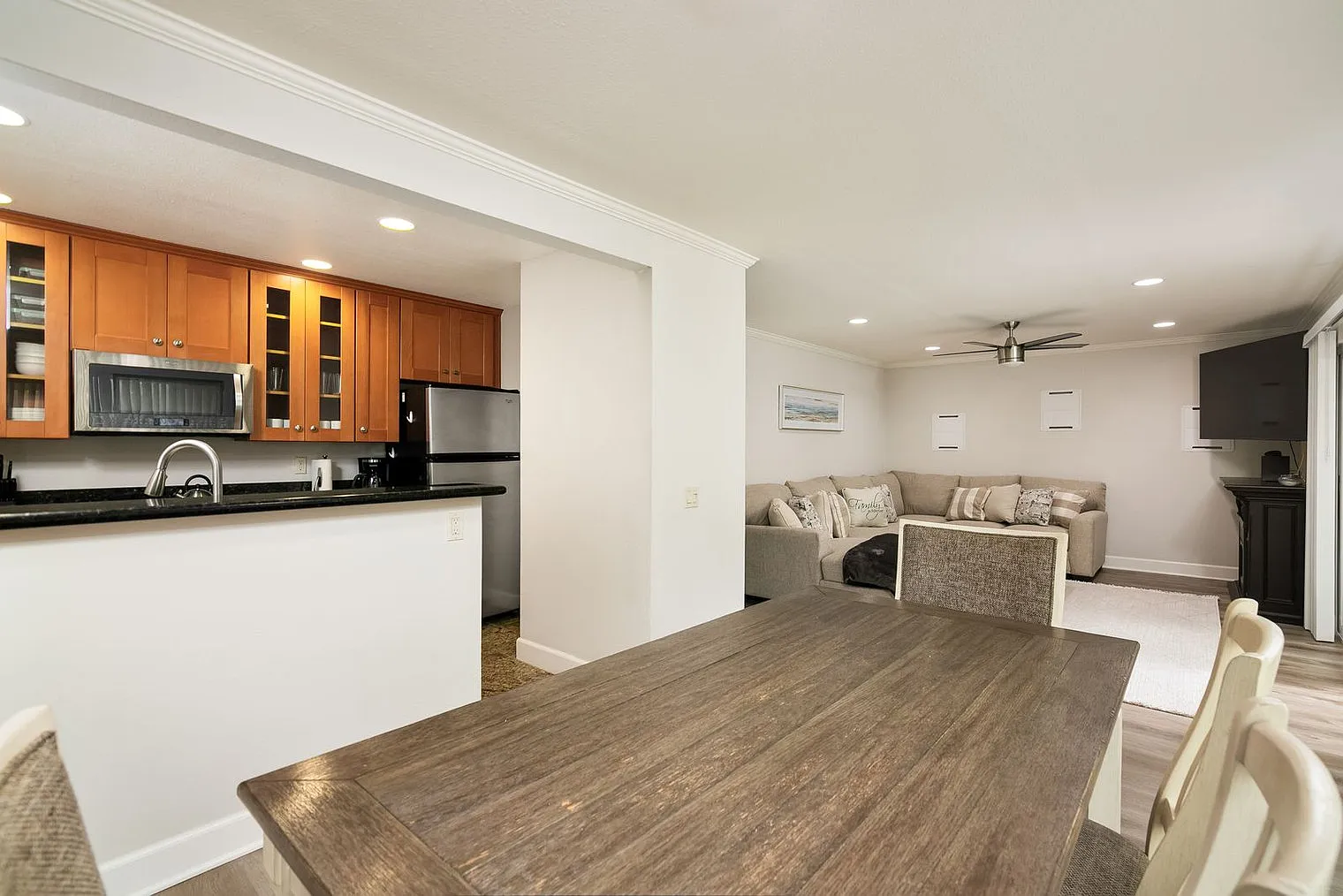 2 bed, 2.0 bath, 968 sqft, $6,212 — Photo 3