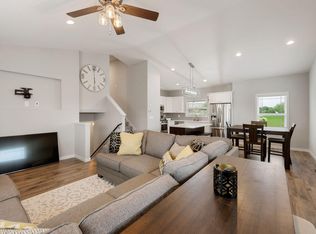 2762 Clover Ridge Dr, Chaska, MN 55318