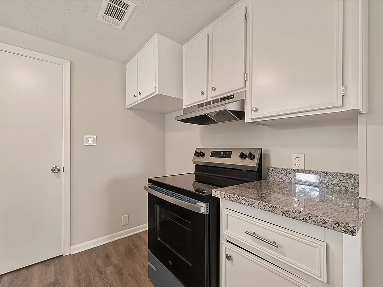 2303 N Cleveland St — Photo 14