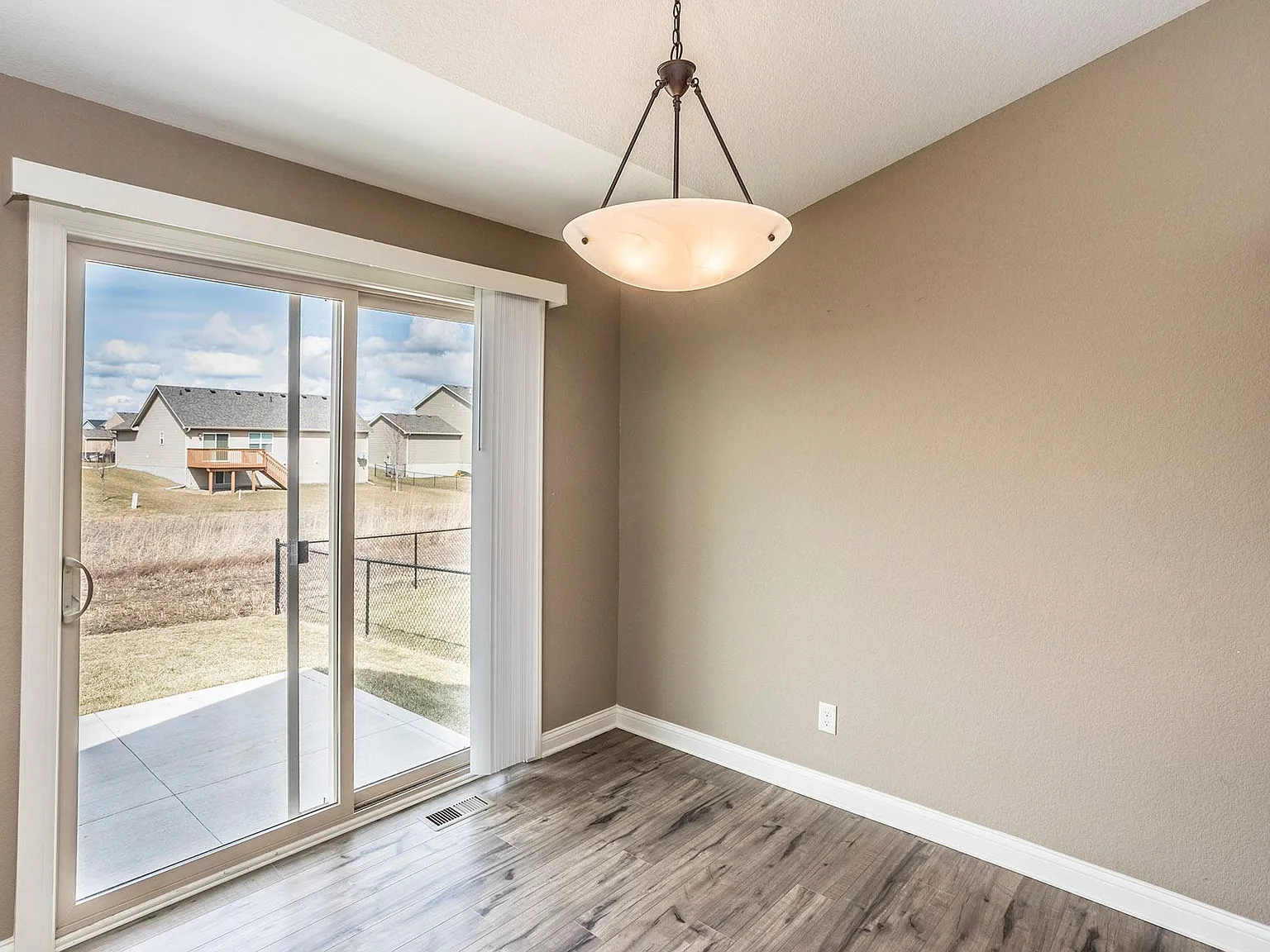 3 bed, 1408 sqft, $2,400 — Photo 4