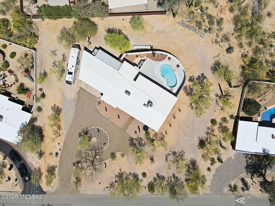 1st image of 900 W Las Palmas Dr