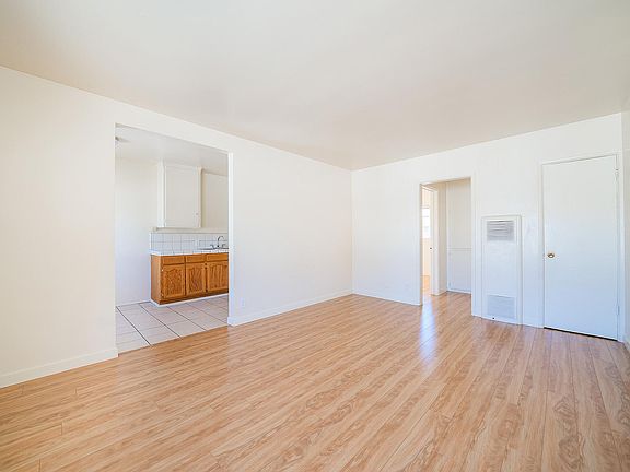 4th image of 216 S Glenwood Pl #D