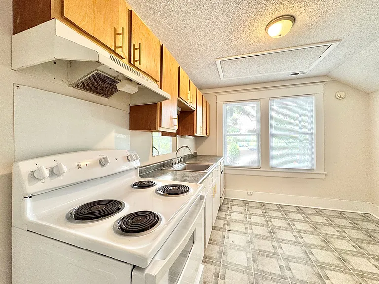 912 Union St #B — Photo 9