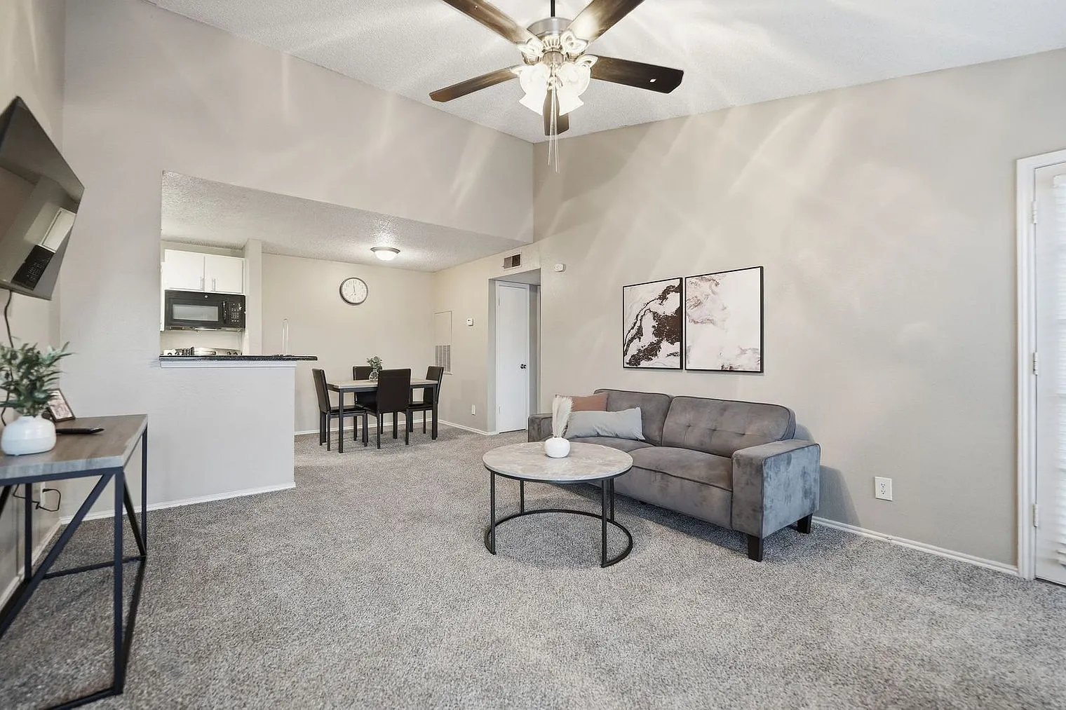 2 bed, 1.5 bath, 9515 sqft, $1,614 — Photo 2