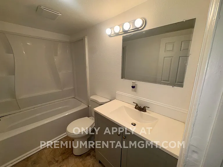 1137 S Christiana Ave — Photo 8