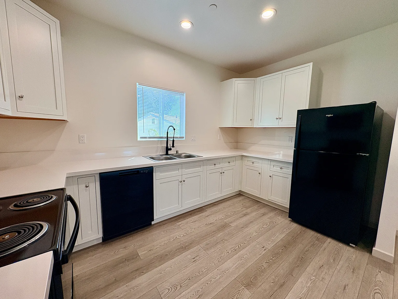 3 bed, 1050 sqft, $2,700 — Photo 4